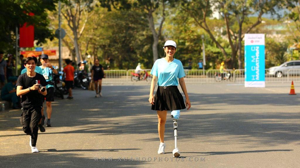 Cô Minh Tâm mang chân giả và tham gia giải chạy HCMC Marathon 2020