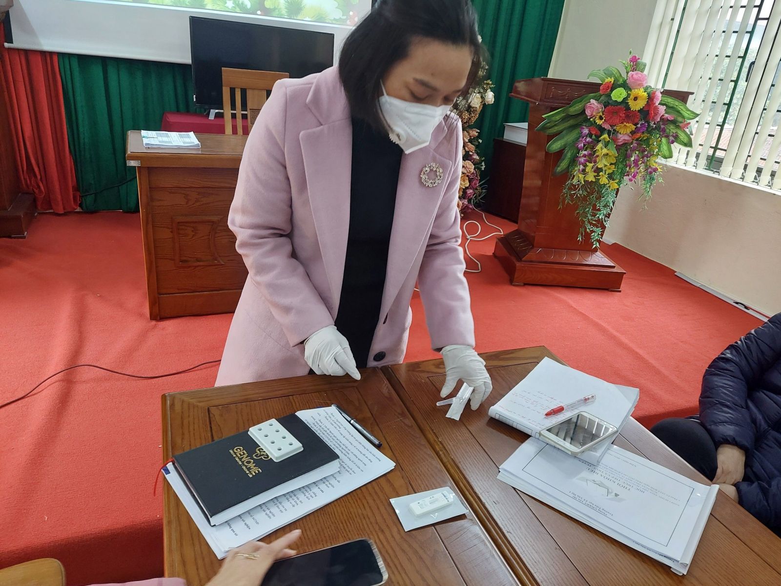 Đ/c Nguyễn Thị Thư - Phó Trạm trưởng Trạm Y tế thị trấn HD test nhanh